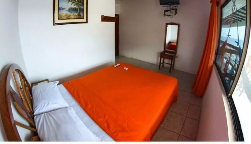هتل Charo´s Hostal