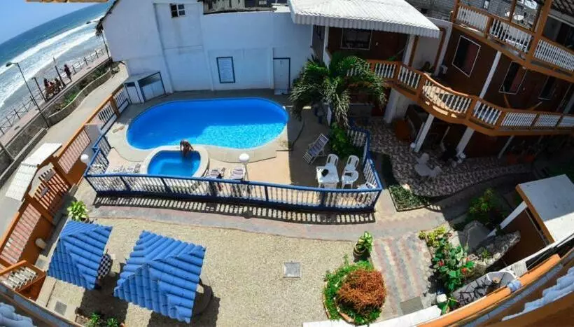 هتل Charo´s Hostal