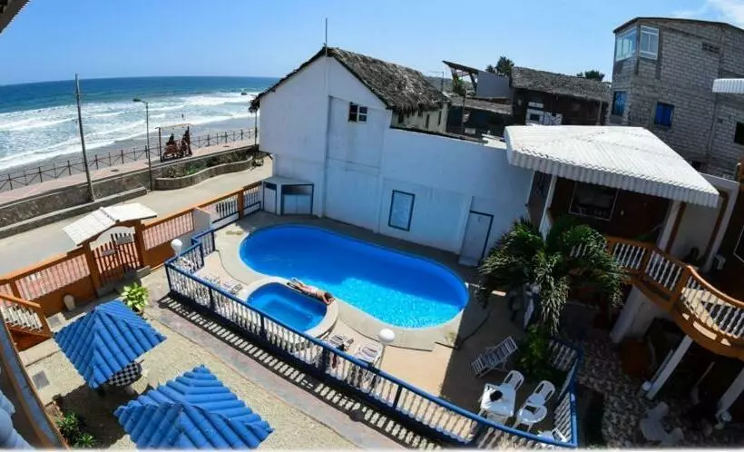 هتل Charo´s Hostal