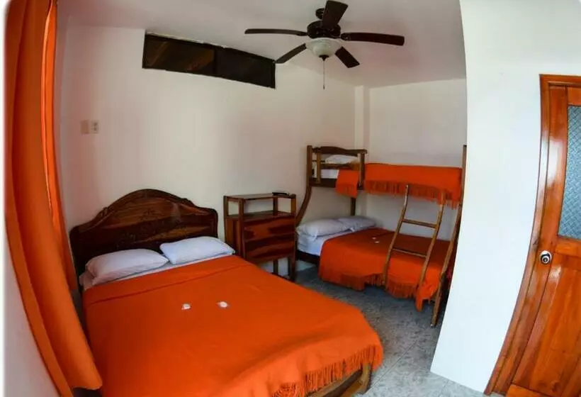 هتل Charo´s Hostal