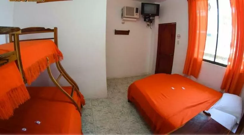 هتل Charo´s Hostal