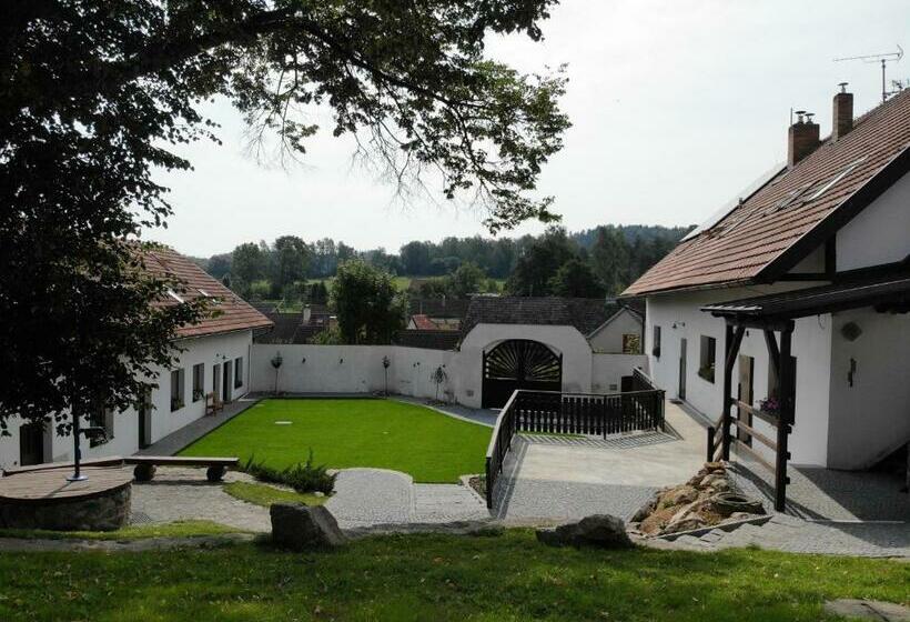 פנסיון Statek český Dvůr