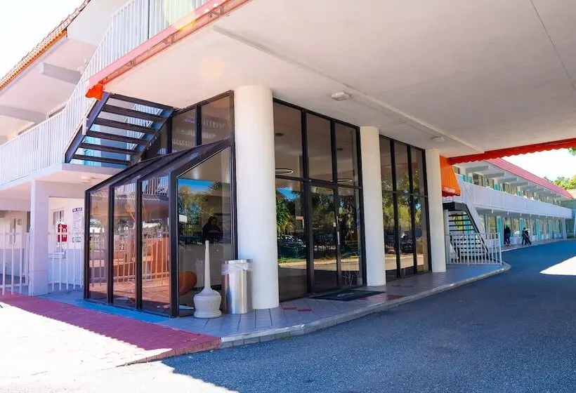 Отель Howard Johnson By Wyndham Clearwater Dunedin