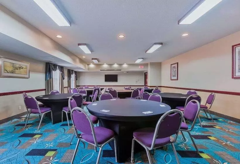 هتل Staybridge Suites Cedar Rapids North, An Ihg