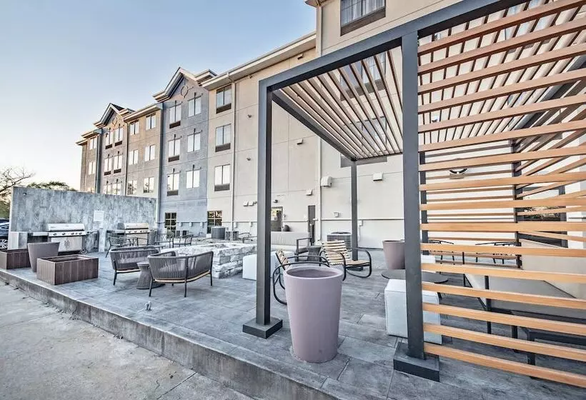 هتل Staybridge Suites Cedar Rapids North, An Ihg