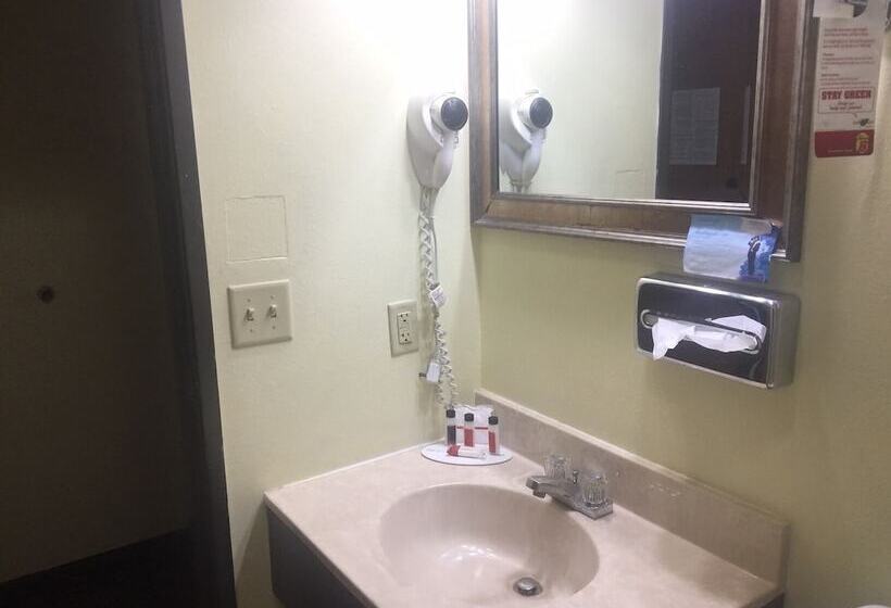 فندق Super 8 By Wyndham Emporia