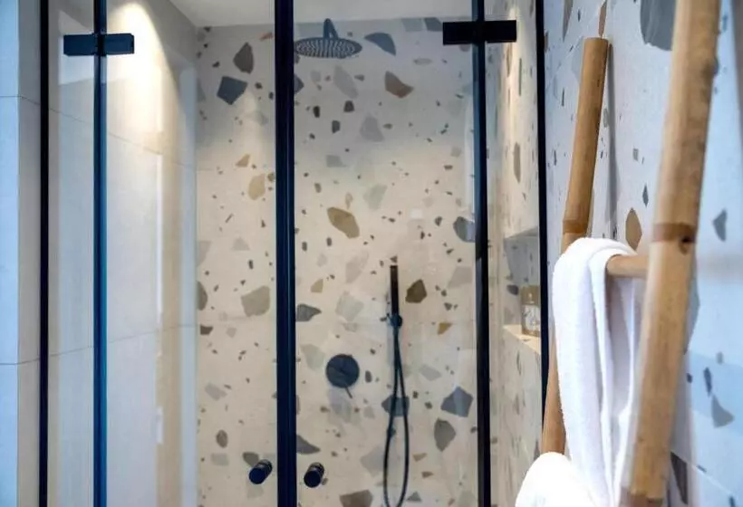 Nisaki Hotel & Elite Suites