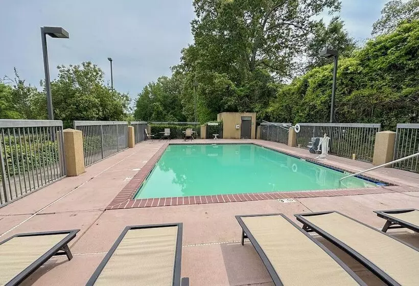 هتل La Quinta Inn & Suites By Wyndham Jackson North