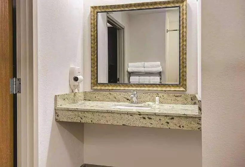 هتل La Quinta Inn & Suites By Wyndham Jackson North