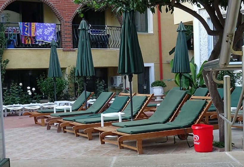 Maxwell Holiday Club