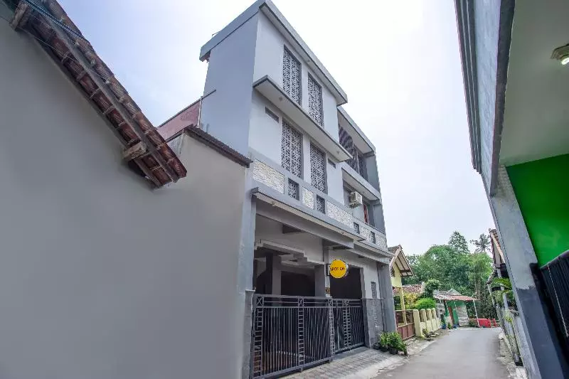 هتل Spot On 2881 Nabila Homestay