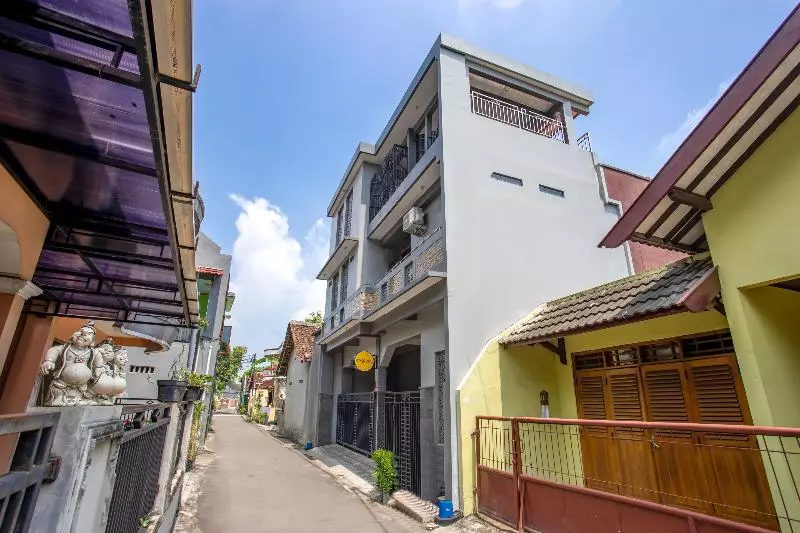 هتل Spot On 2881 Nabila Homestay