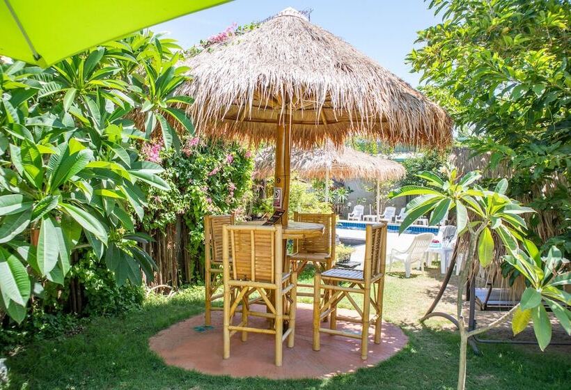 호텔 Tira Hostel @chalong Phuket By Oyo Rooms