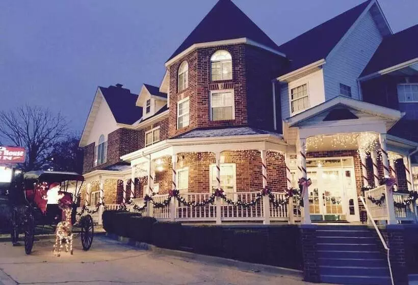 هتل Carriage House Inn