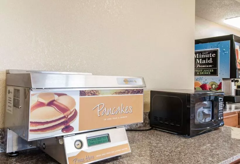 هتل Econo Lodge Kansas City Downtown North