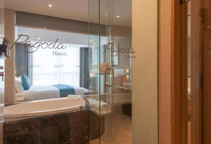 هتل Shanghai Baixia Pagoda