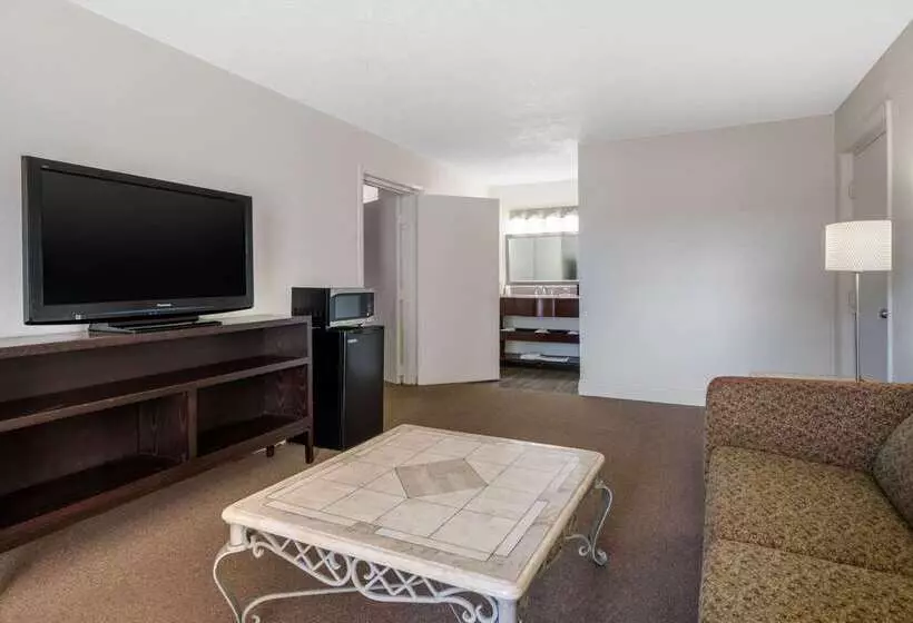 ホテル Econo Lodge Airport   Rj Stadium