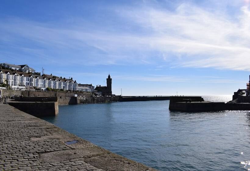 Отель Harbour Inn