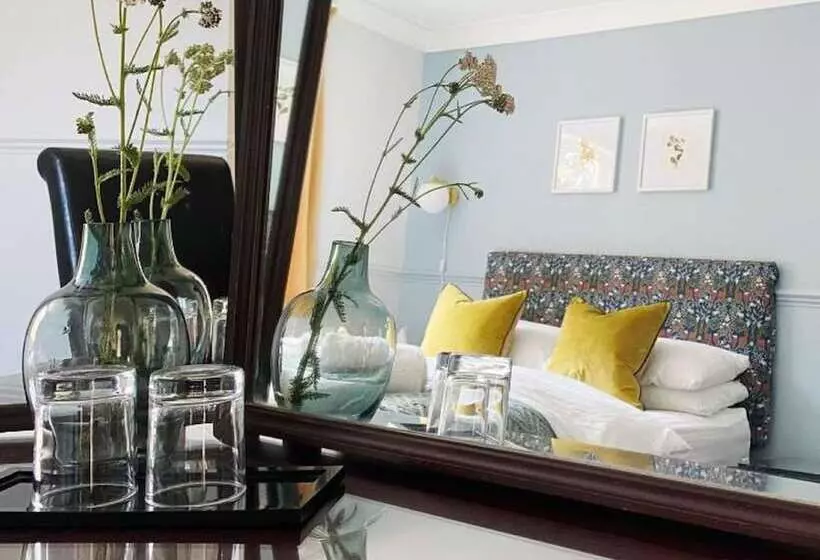 Отель The Emsworth B&b