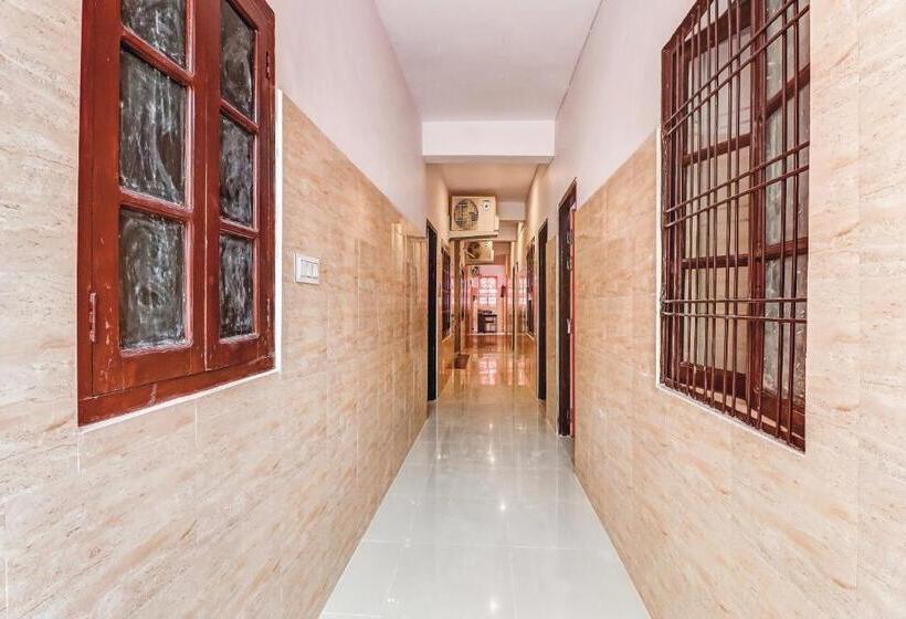 ホテル Oyo 77297  Mauryans