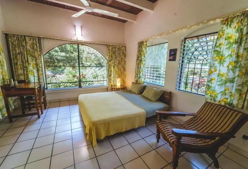پانسیون Gaia's Garden Guest House