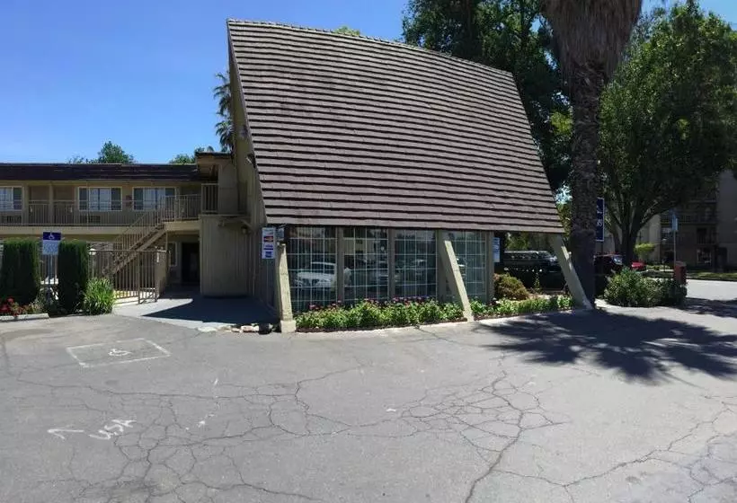 호텔 Discovery Inn