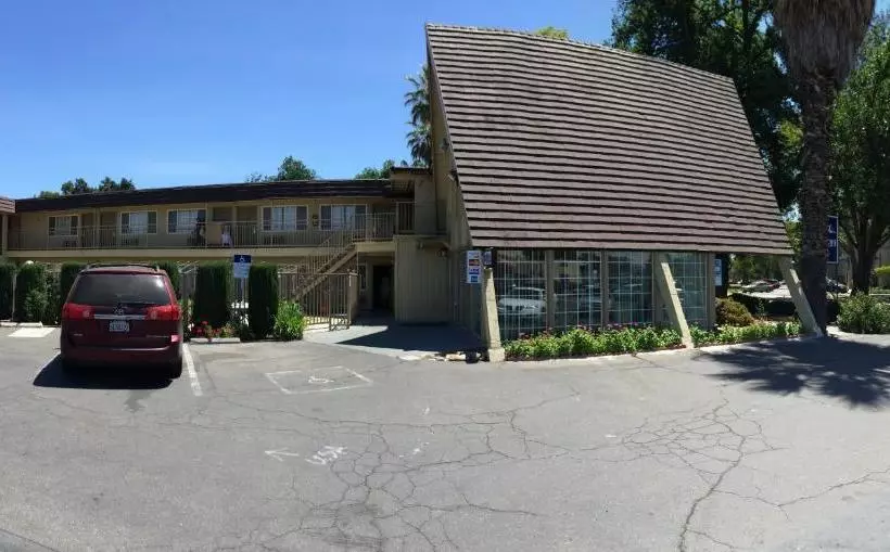 호텔 Discovery Inn