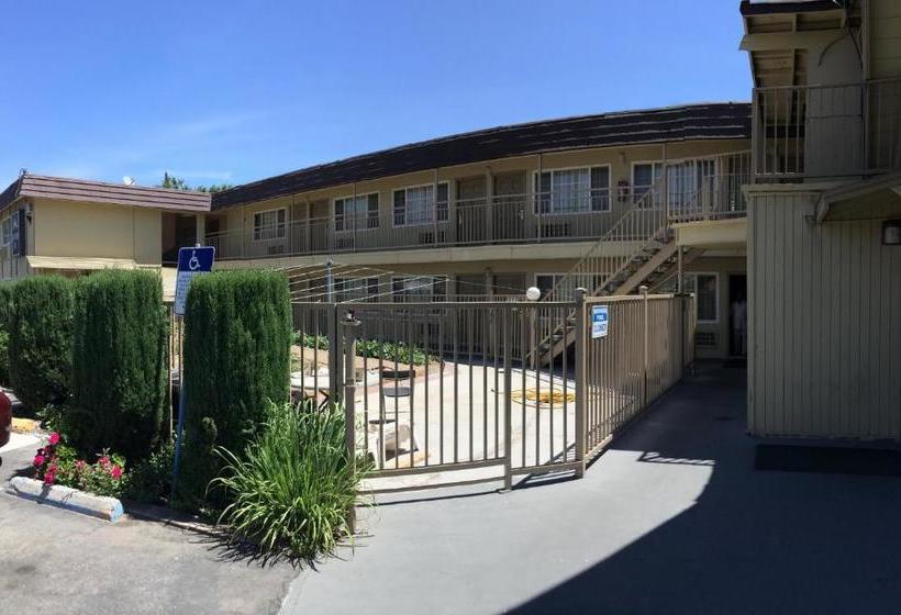 בית מלון כפרי Discovery Inn