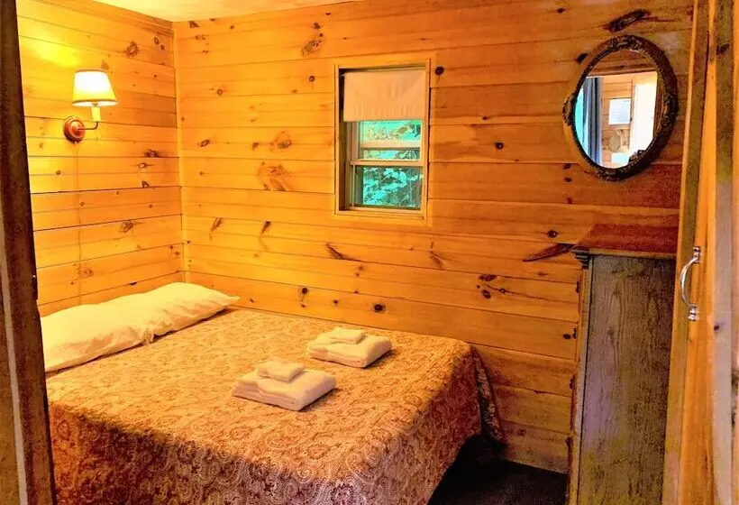 Pine Crest Motel & Cabins