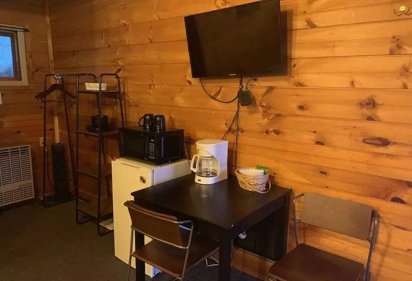 Pine Crest Motel & Cabins