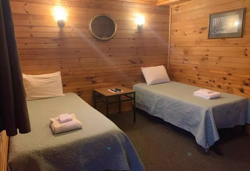 Pine Crest Motel & Cabins