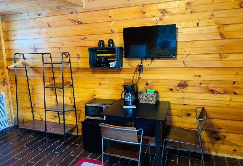 Pine Crest Motel & Cabins