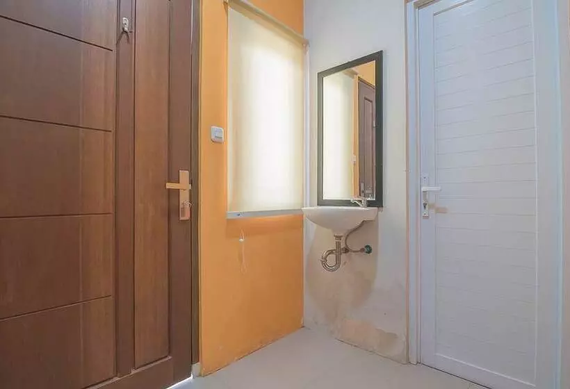 پانسیون Reddoorz Near Alun Alun Kc Haurgeulis