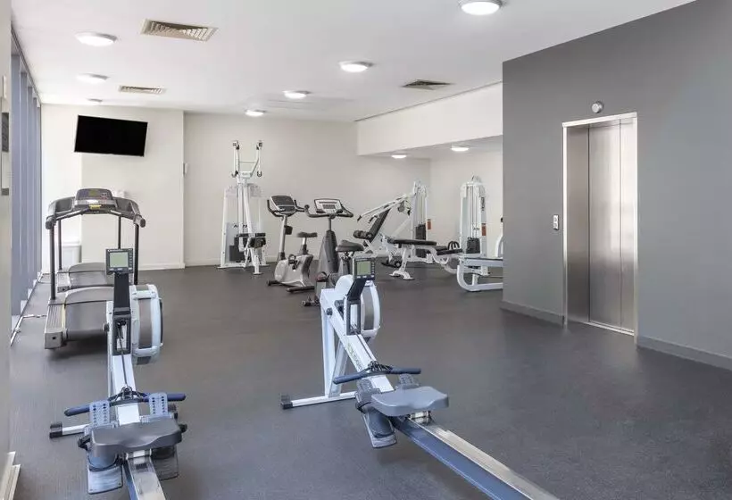 Отель Oaks Brisbane On Charlotte Suites