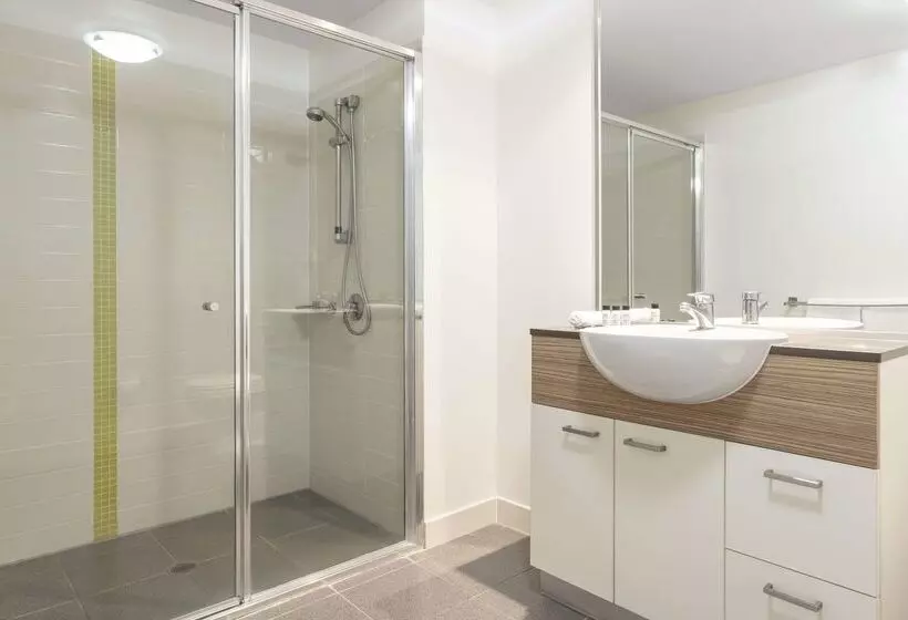 Отель Oaks Brisbane On Charlotte Suites
