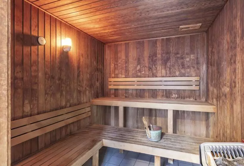 Отель Oaks Brisbane On Charlotte Suites