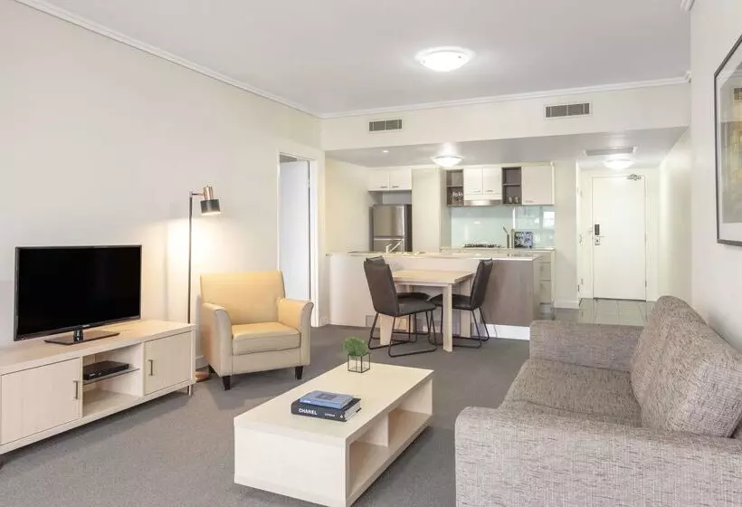 Отель Oaks Brisbane On Charlotte Suites