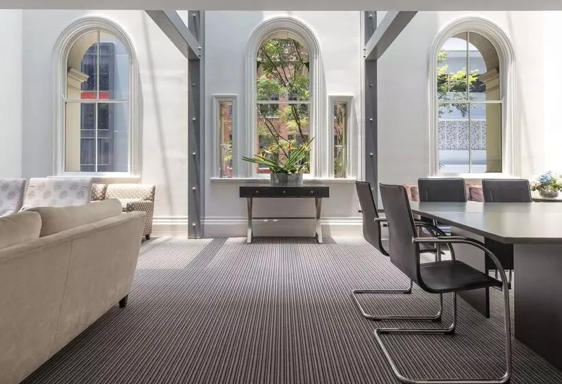 Отель Oaks Brisbane On Charlotte Suites