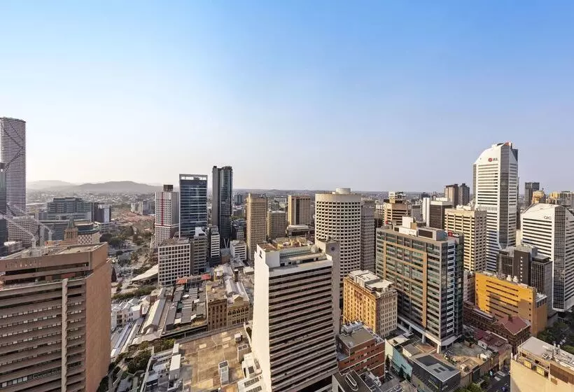 Отель Oaks Brisbane On Charlotte Suites