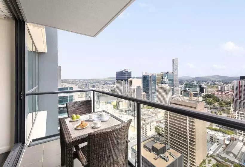 Отель Oaks Brisbane On Charlotte Suites