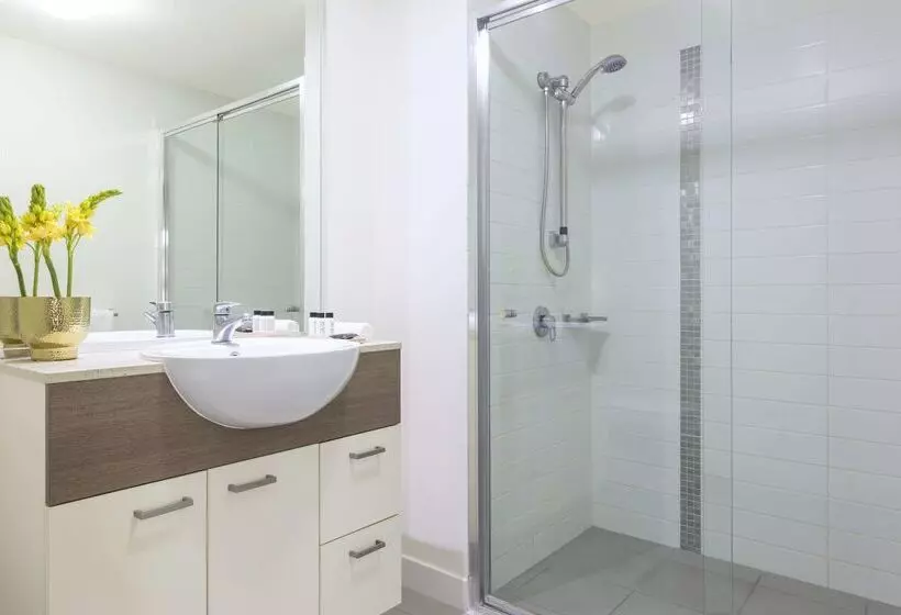 Отель Oaks Brisbane On Charlotte Suites