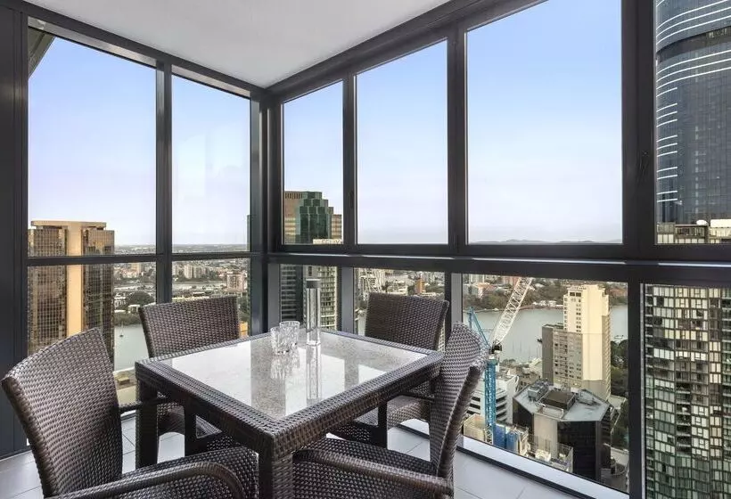 Отель Oaks Brisbane On Charlotte Suites