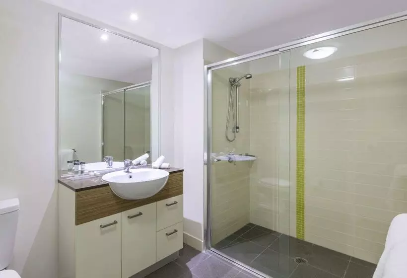 Отель Oaks Brisbane On Charlotte Suites