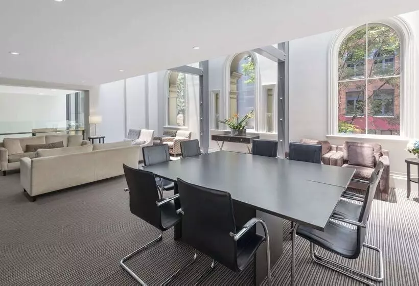 Отель Oaks Brisbane On Charlotte Suites