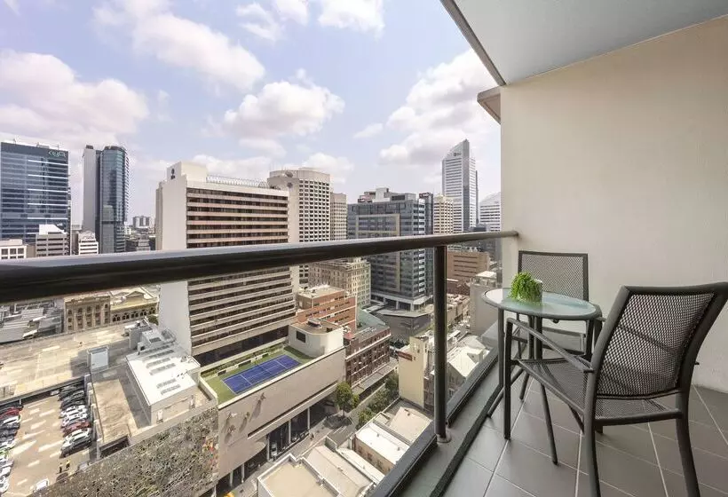 Отель Oaks Brisbane On Charlotte Suites