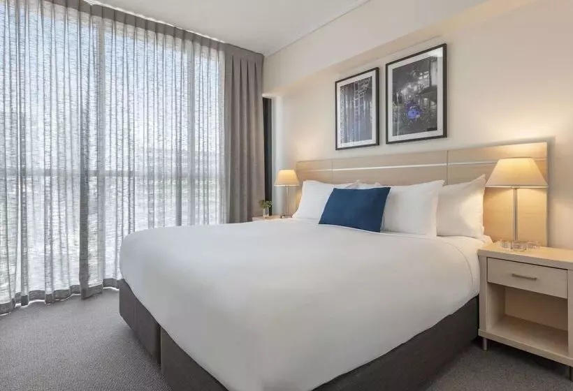 Отель Oaks Brisbane On Charlotte Suites