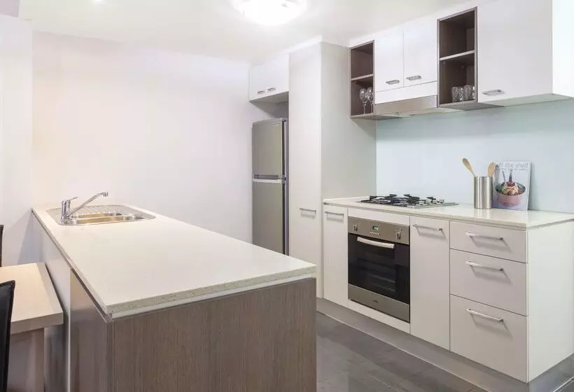 Отель Oaks Brisbane On Charlotte Suites