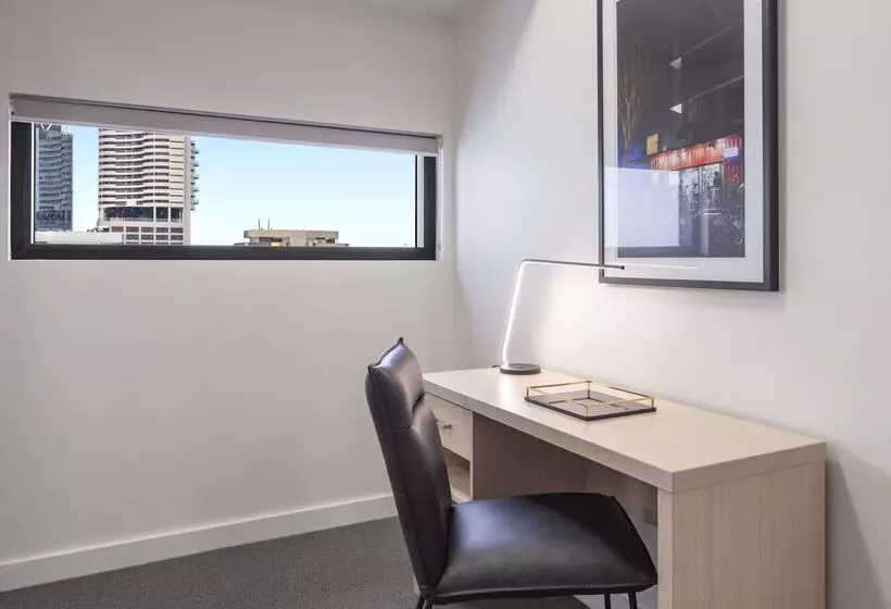 Отель Oaks Brisbane On Charlotte Suites