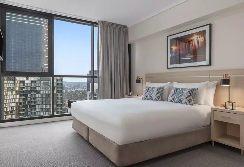 Отель Oaks Brisbane On Charlotte Suites