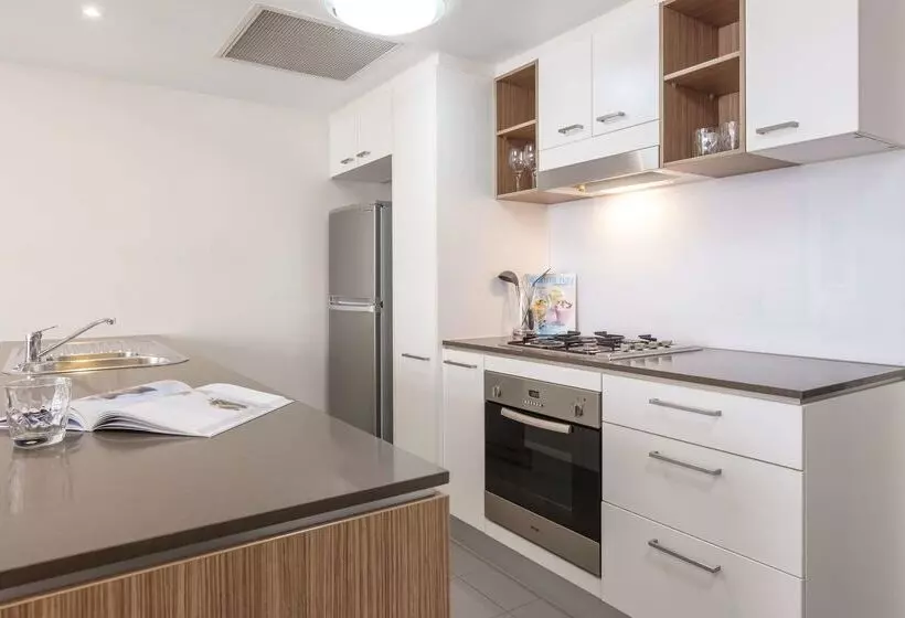 Отель Oaks Brisbane On Charlotte Suites